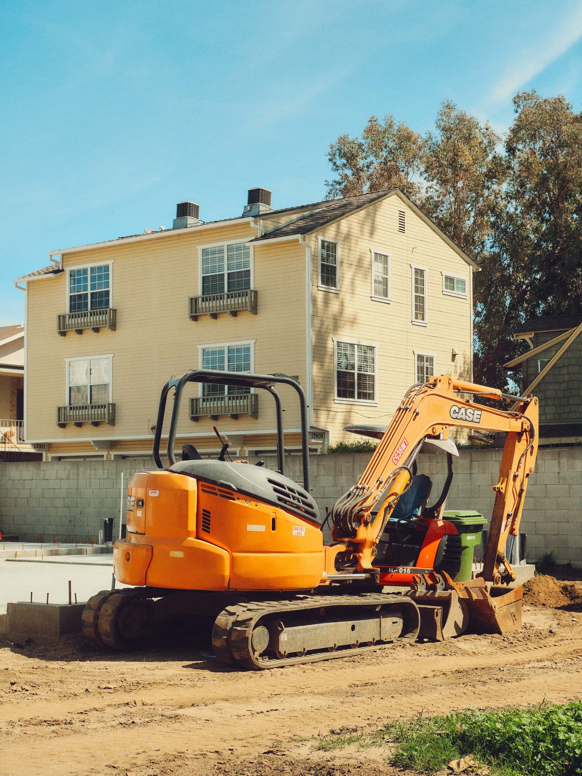 Mini-pelle devant une maison, début de chantier