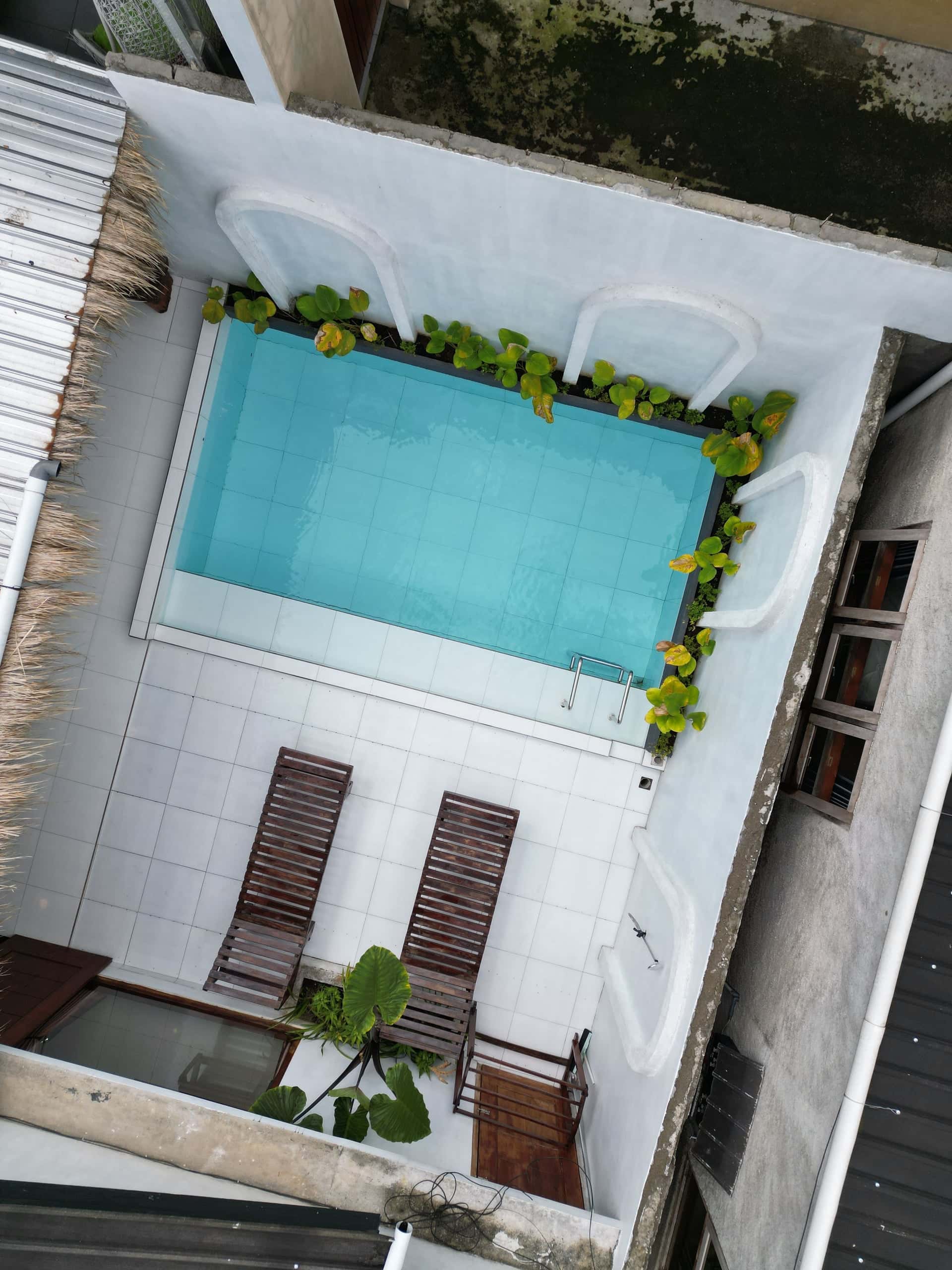 Mini-piscine dans un patio, vue d'en haut
