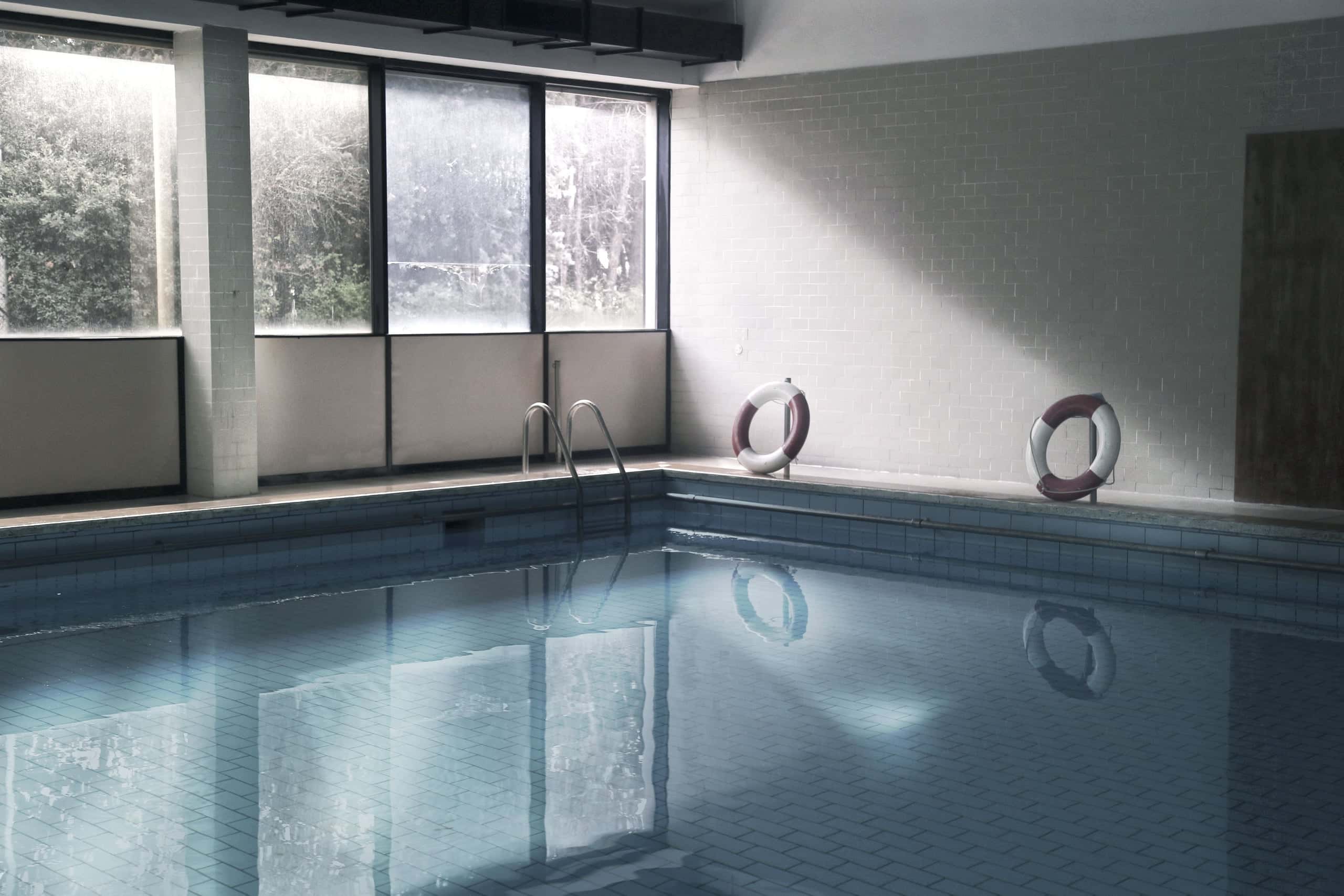 Grande piscine intérieure baignée de lumière