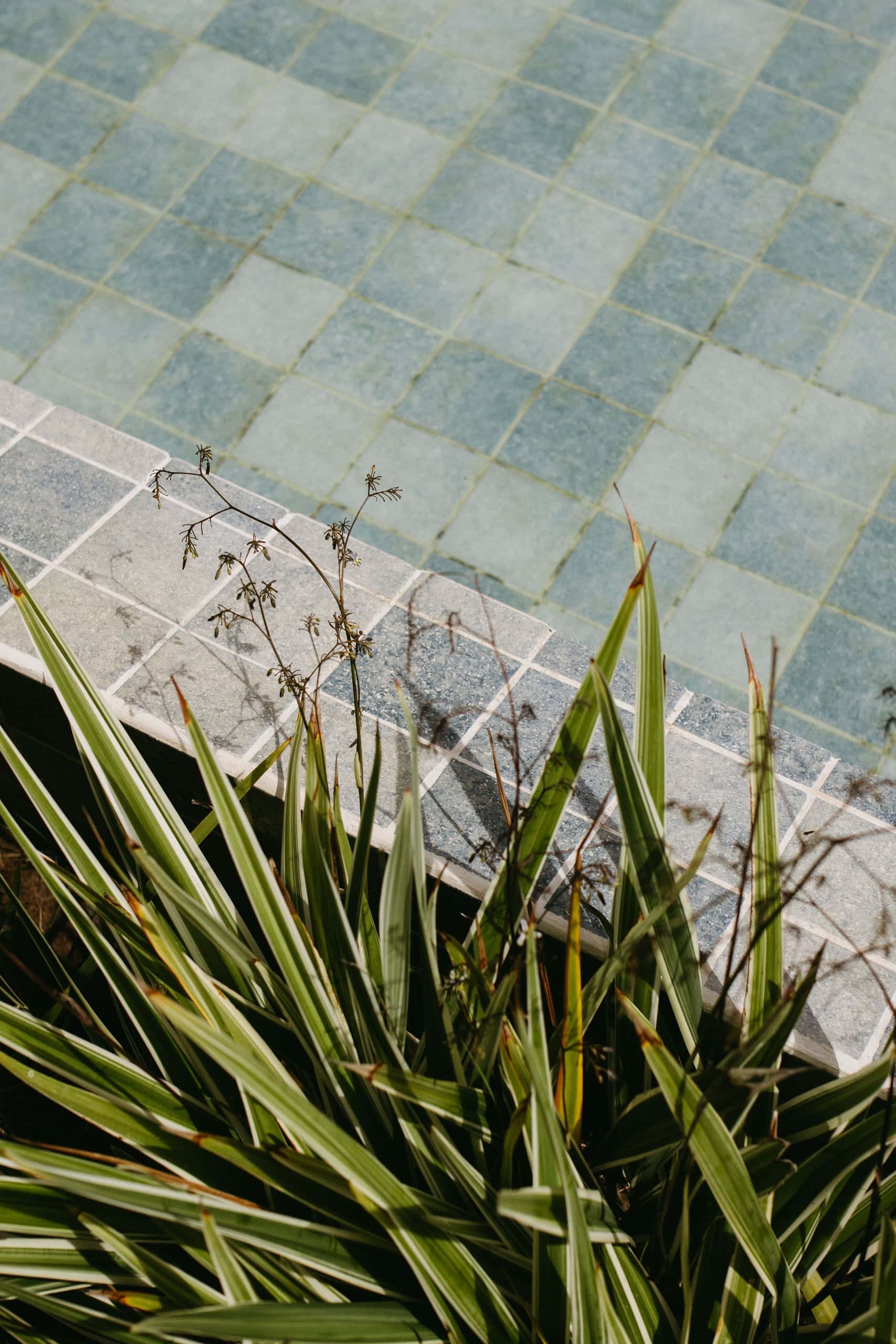Dallage neuf au bord d'une piscine rénovée