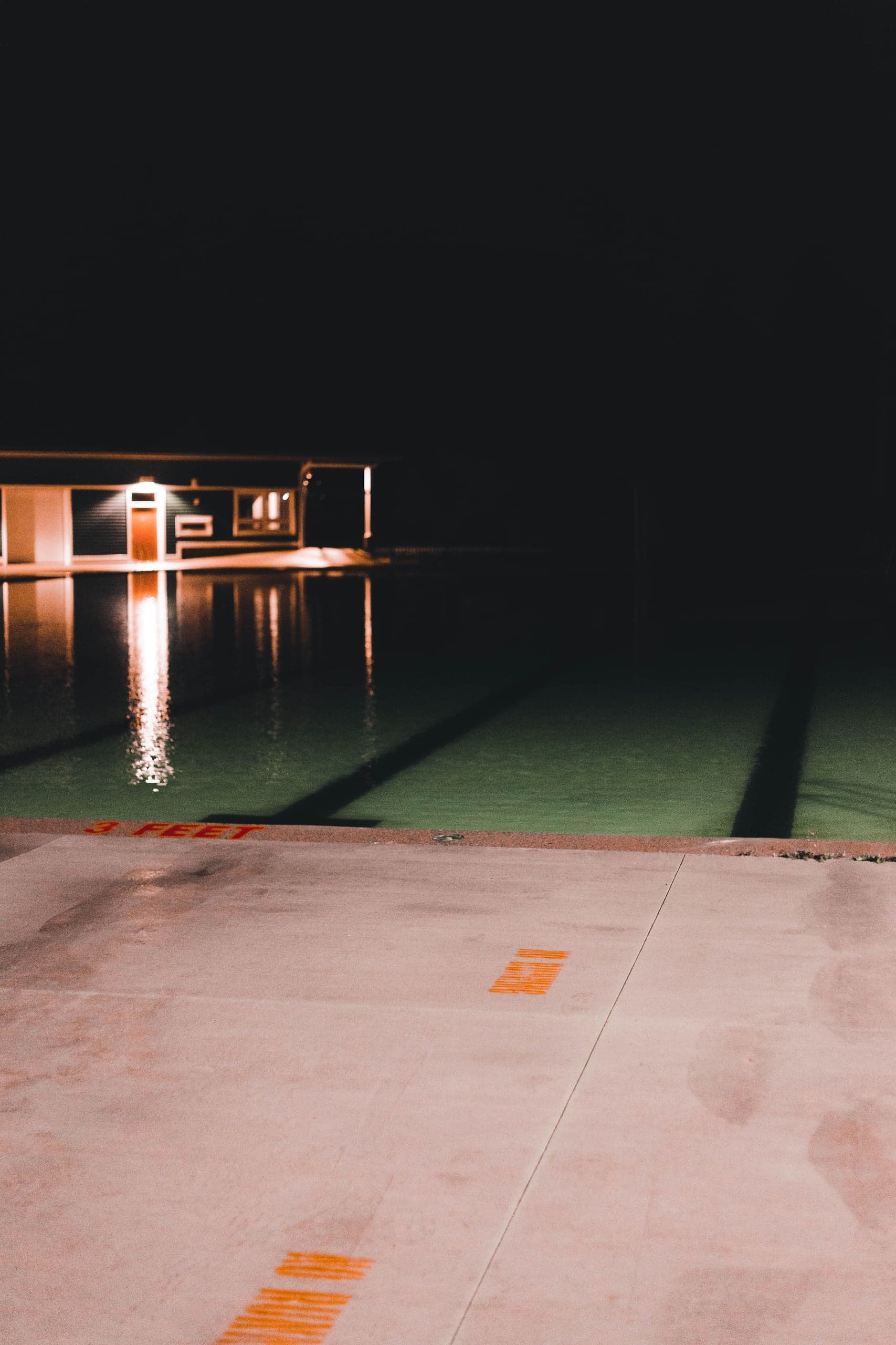 Bassin éclairé à la tombée de la nuit