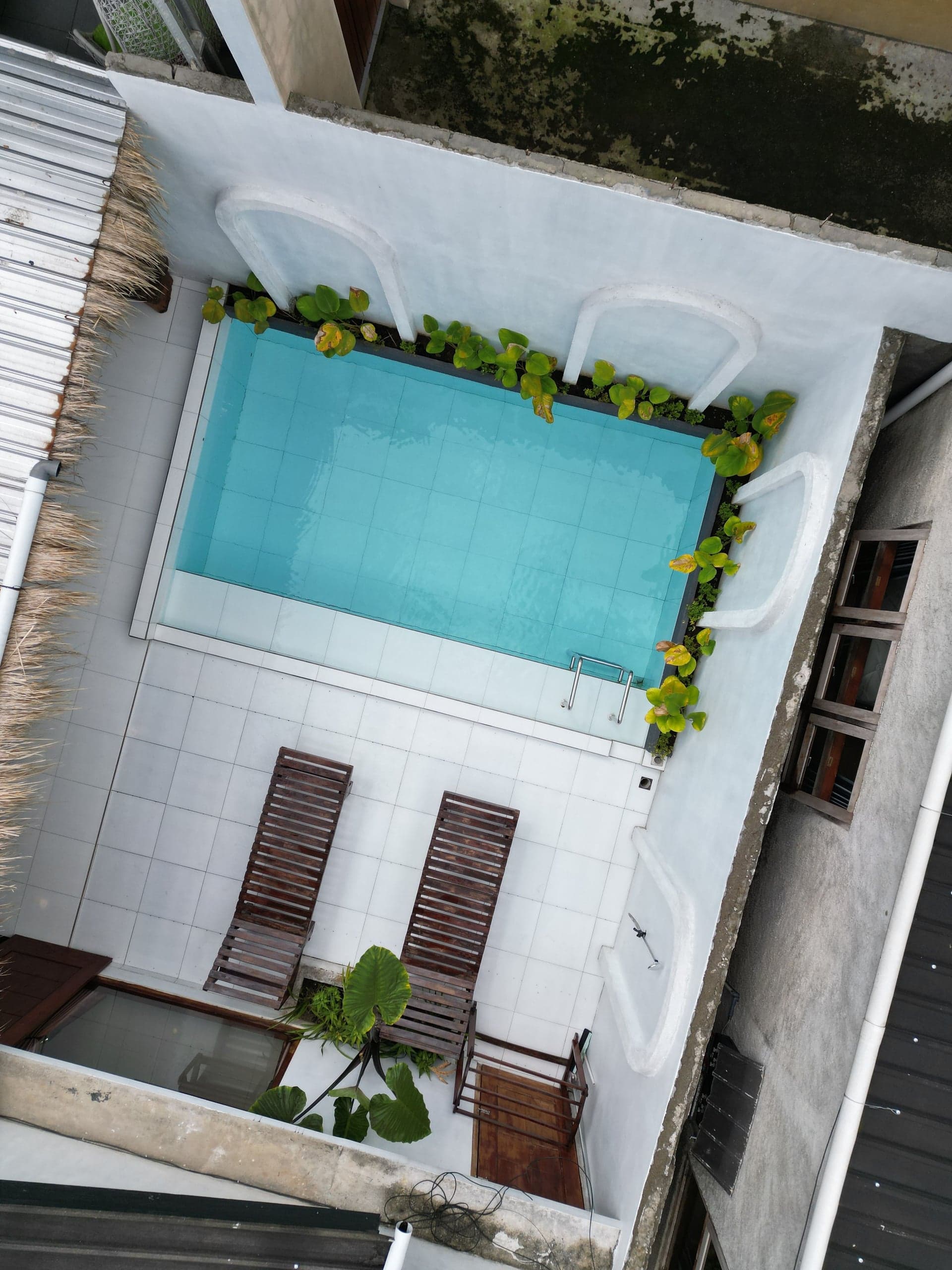Mini-piscine dans un patio, vue d'en haut