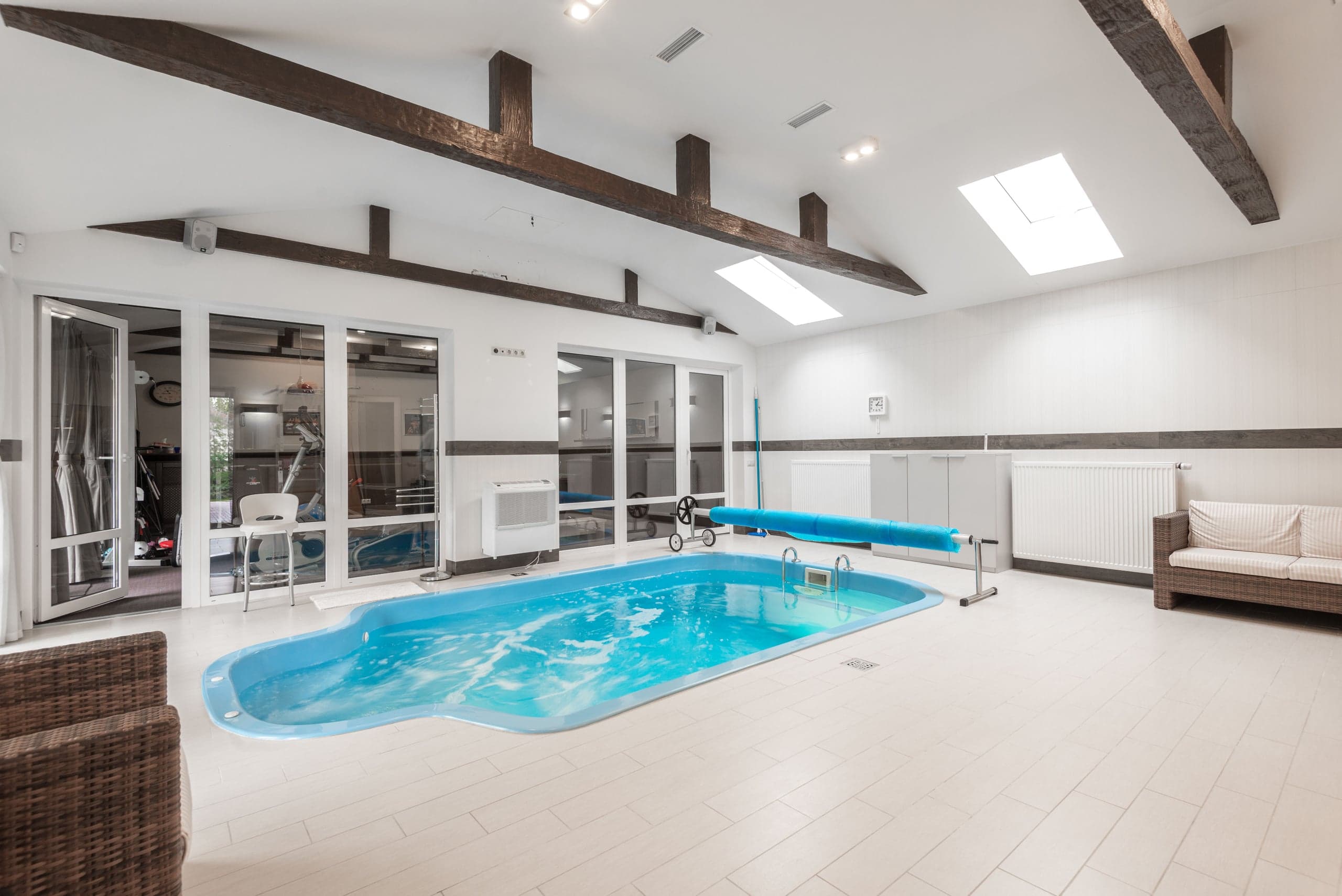Bassin intérieur sous une verrière