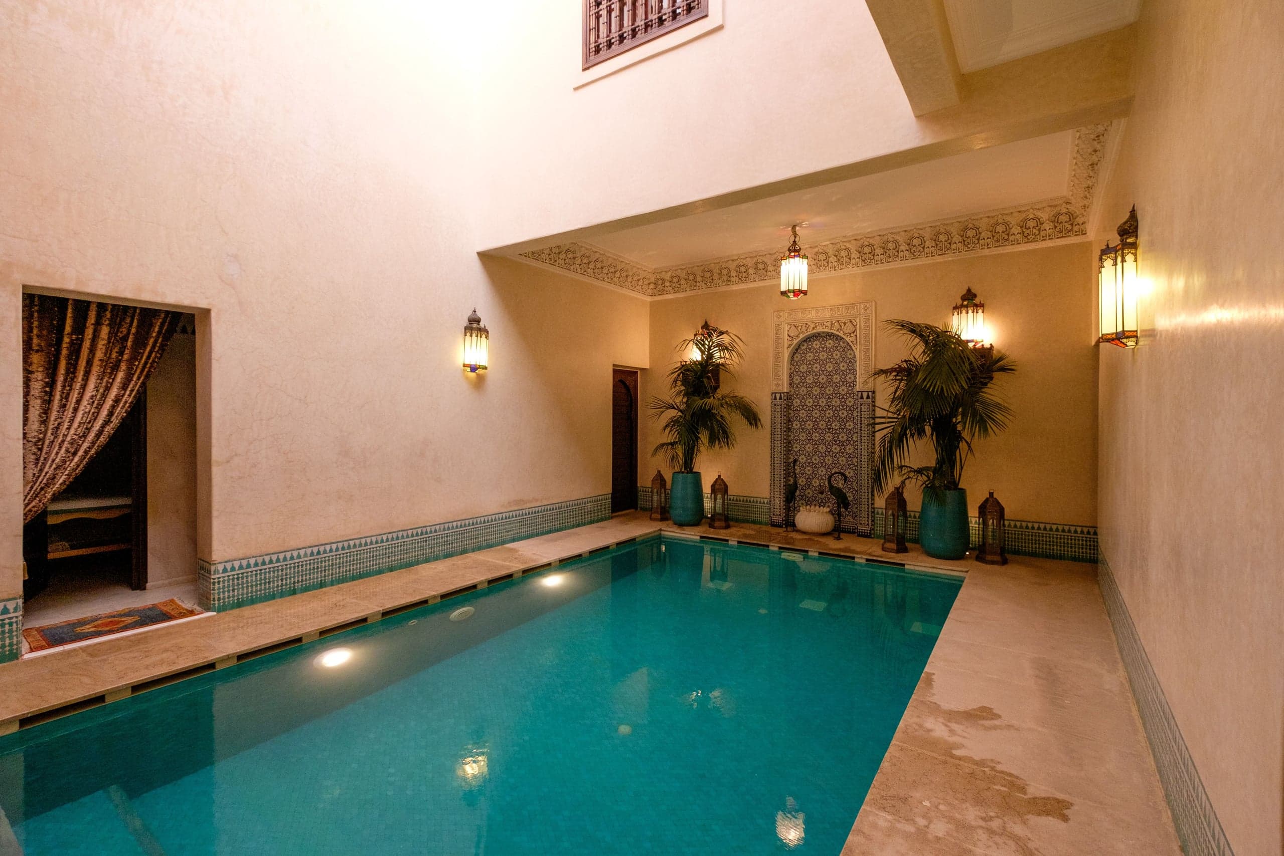 Bassin intérieur aux lumières chaudes