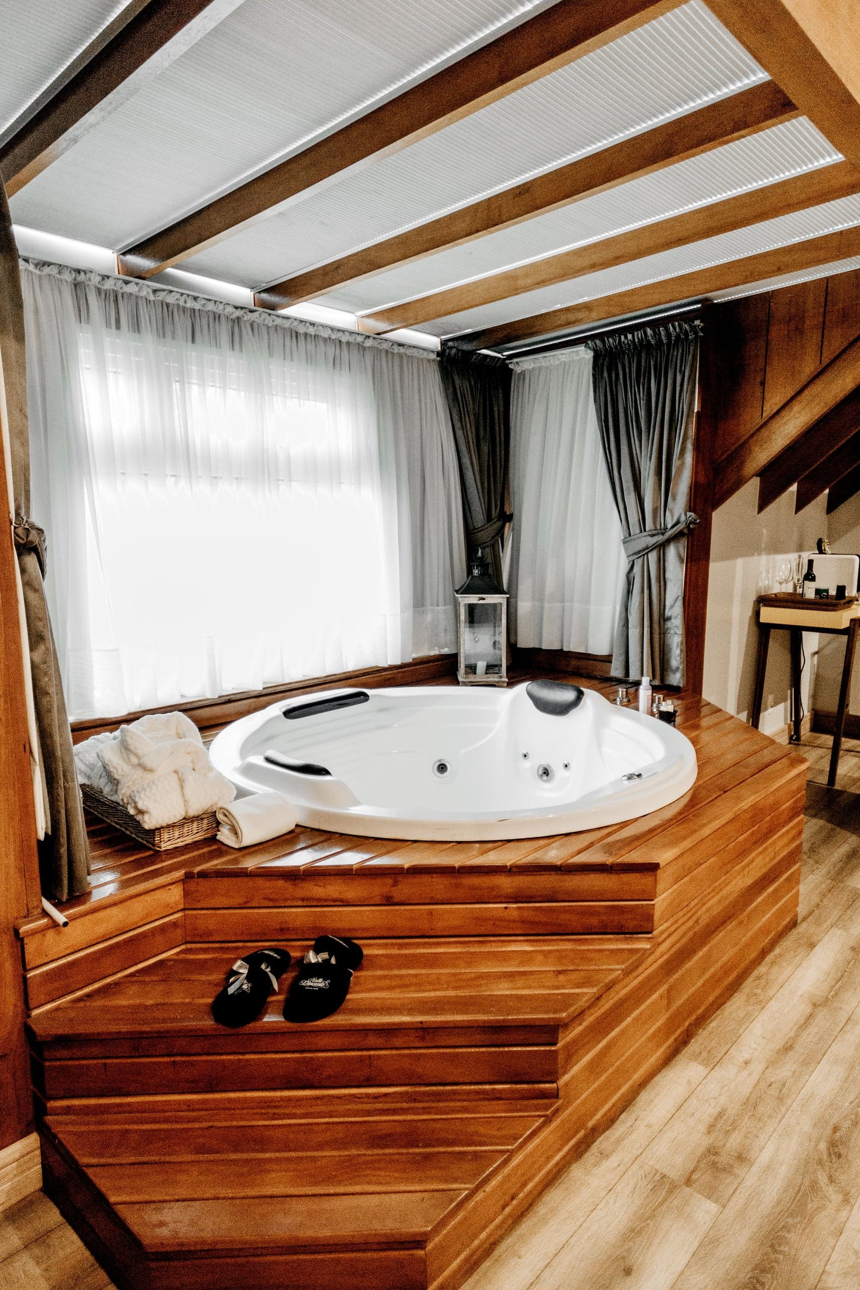 Spa intérieur sur une estrade en bois