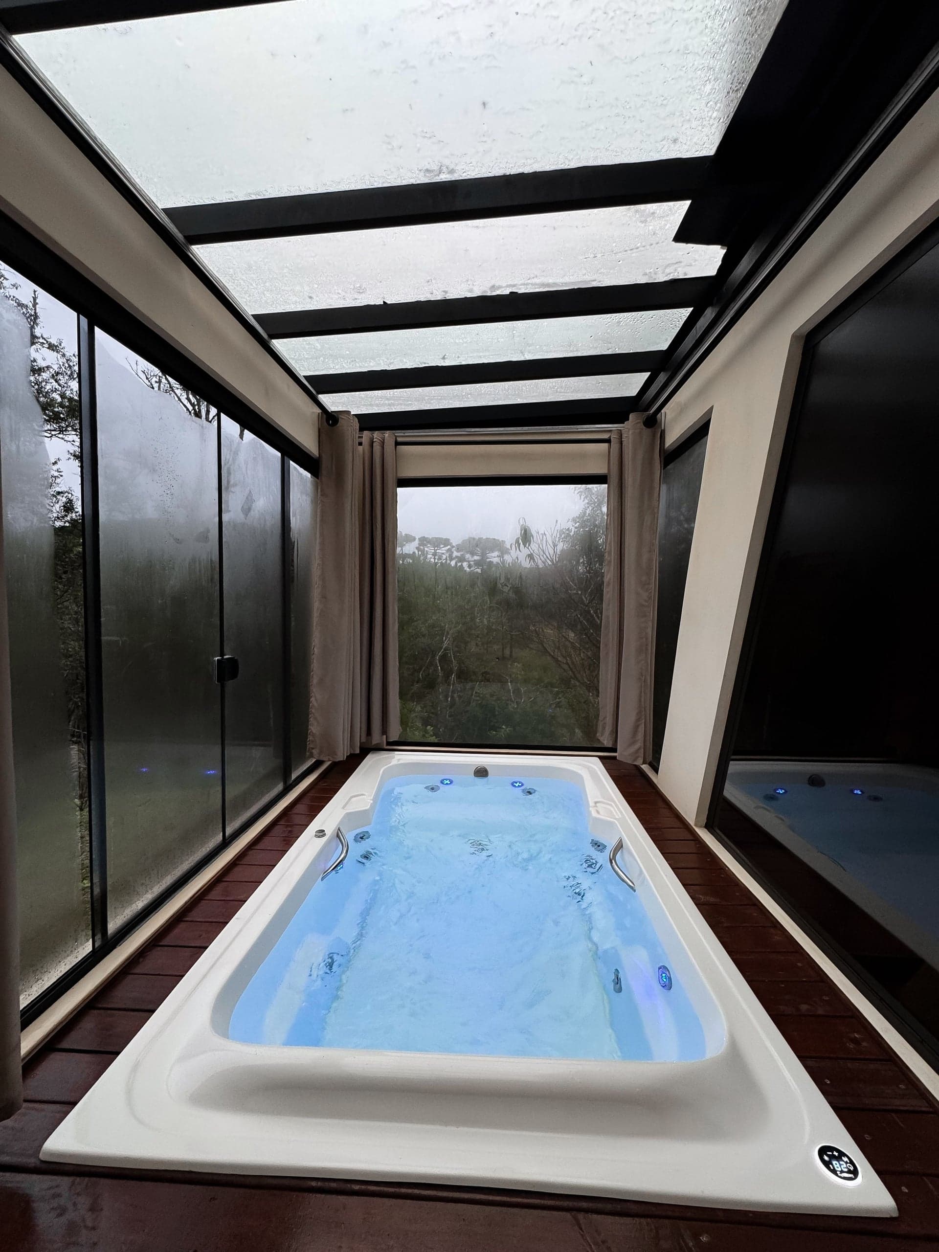 Spa de nage sous une véranda vitrée