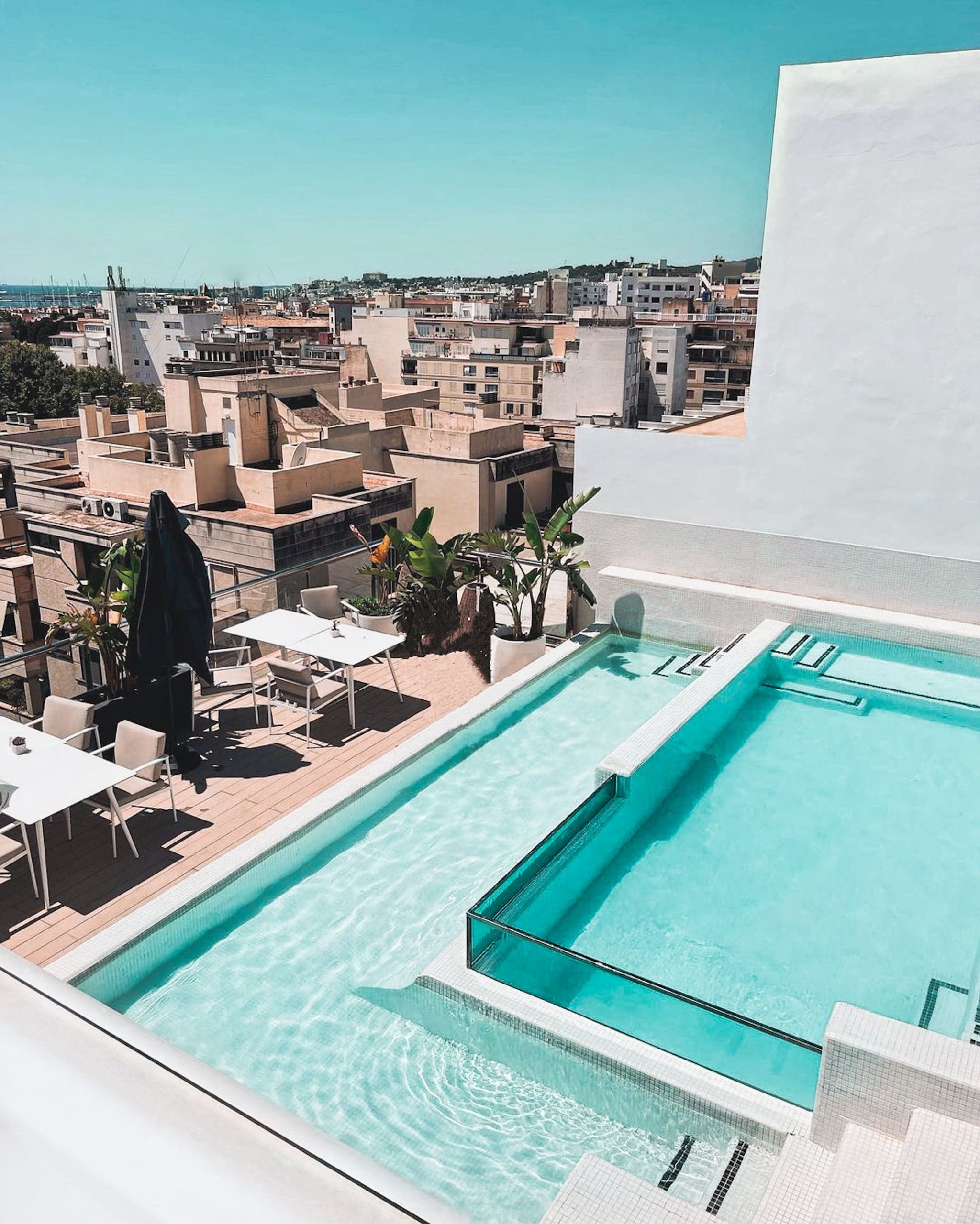 Mini-piscine sur un toit-terrasse en ville
