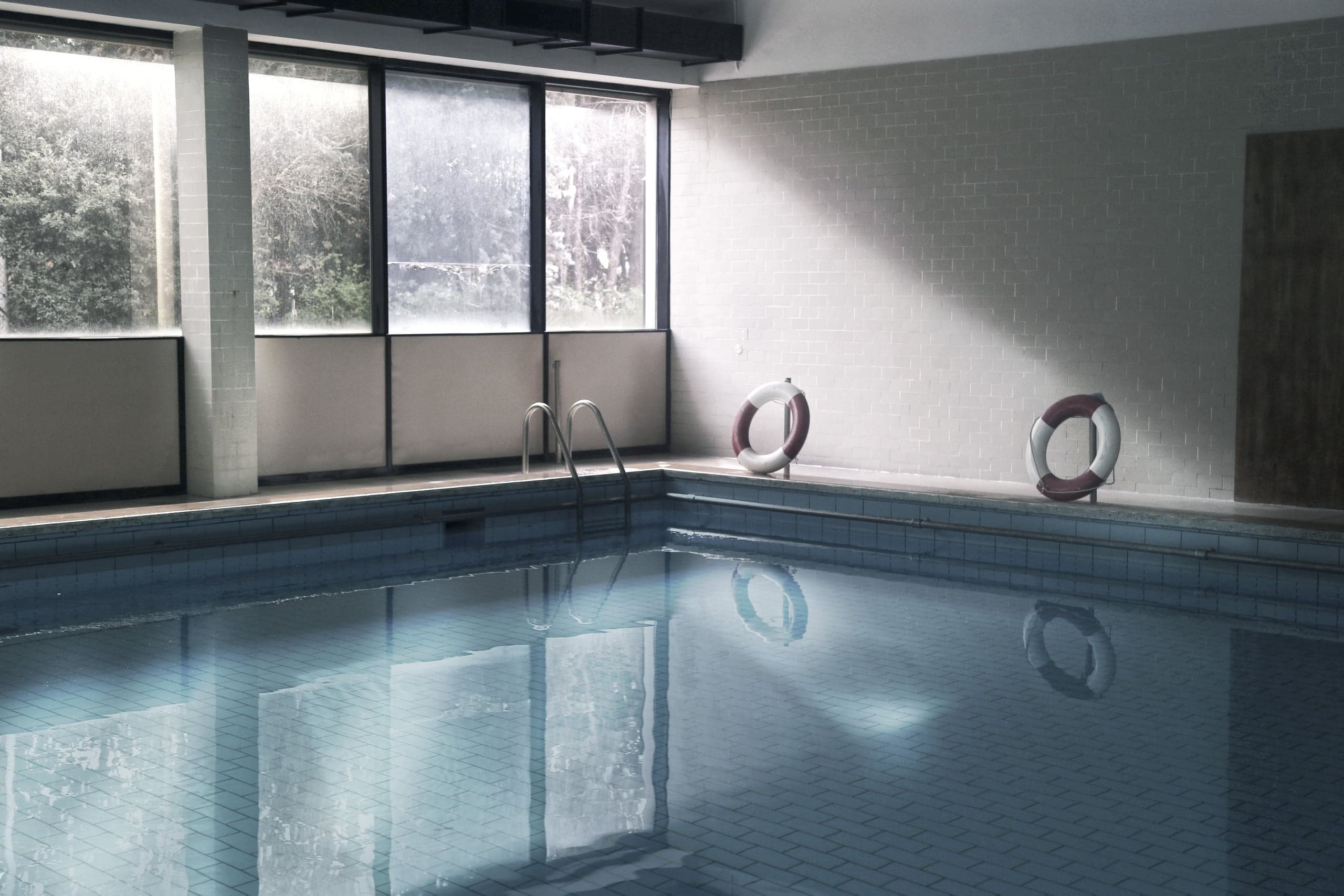 Grande piscine intérieure baignée de lumière