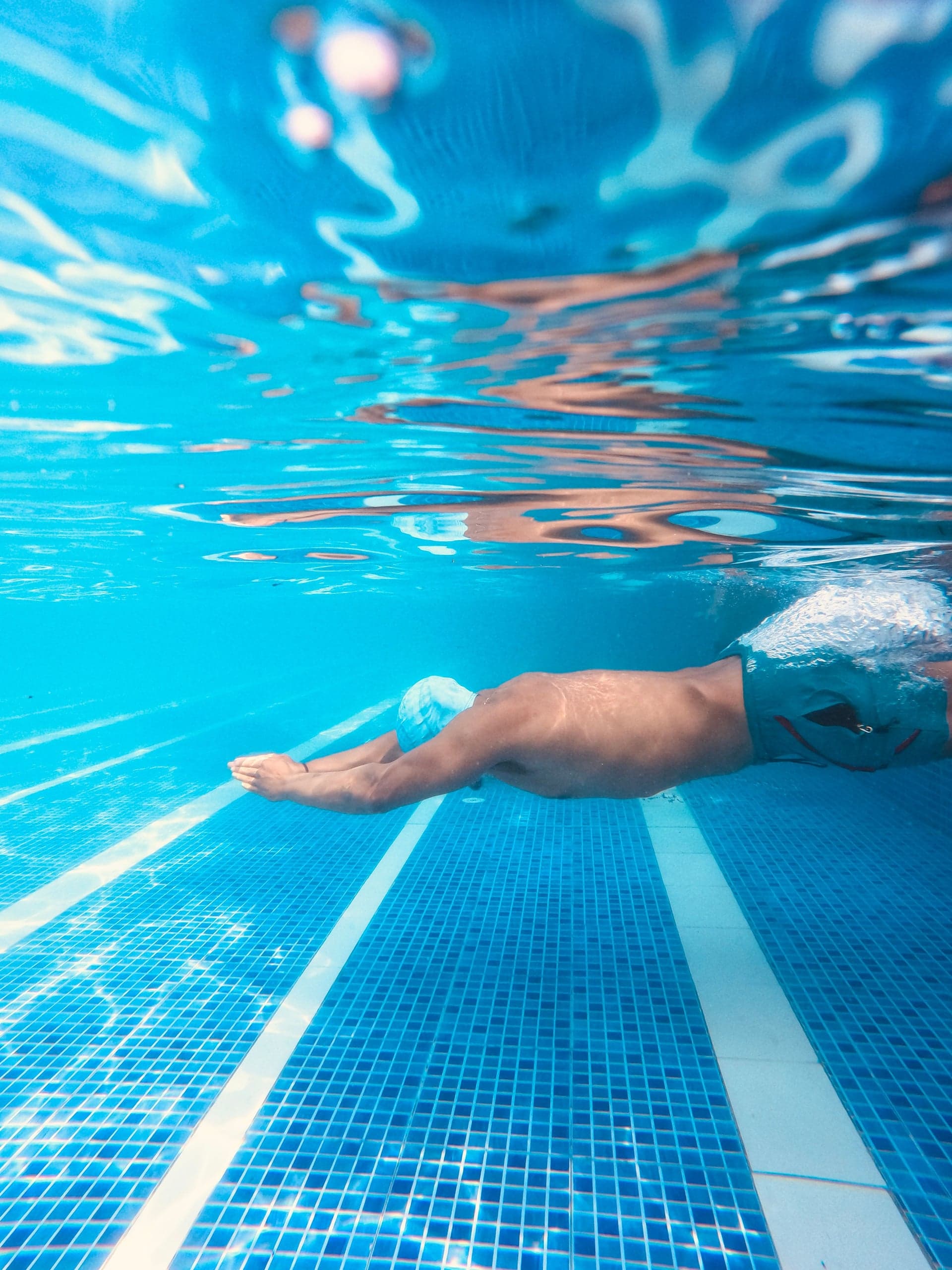 Nageur dans une eau limpide